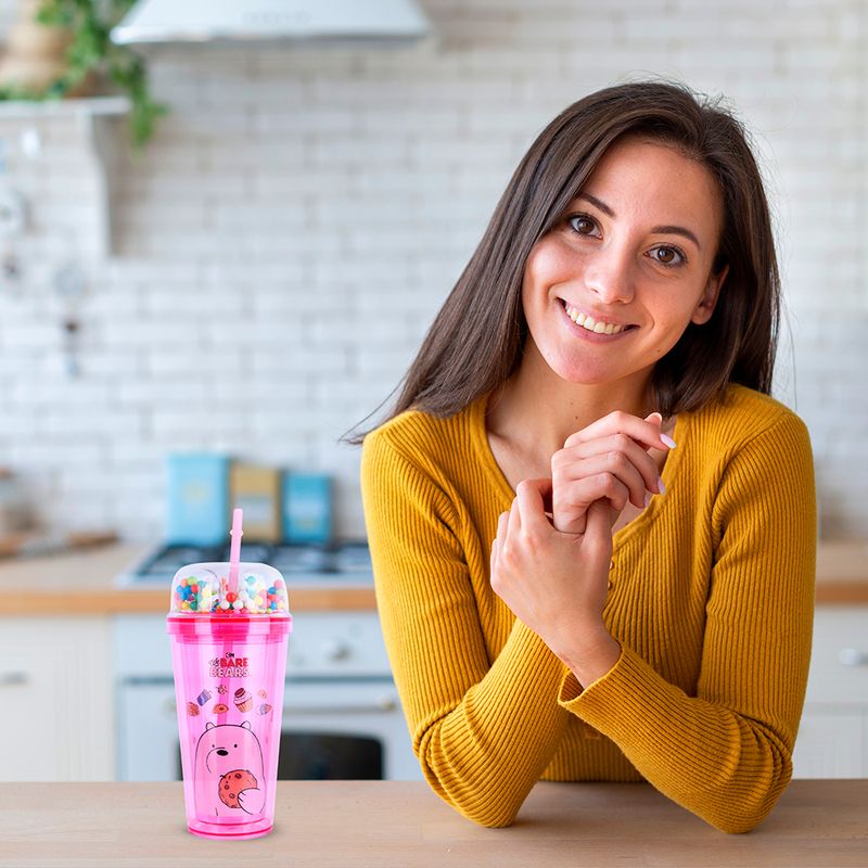 Vaso de plástico con popote