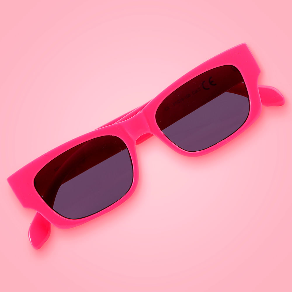 Una chica con gafas de sol rosas con lentes rosas.